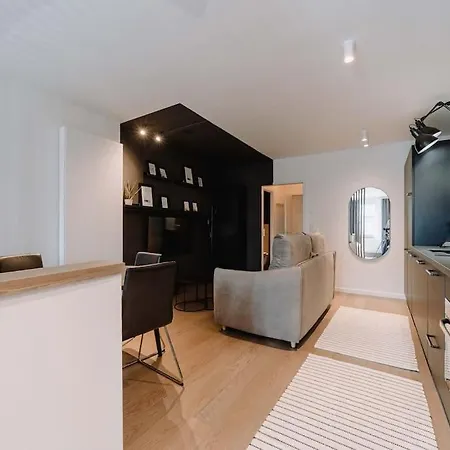 : La Rouge De La Grand Place *