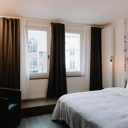 : La Rouge De La Grand Place *