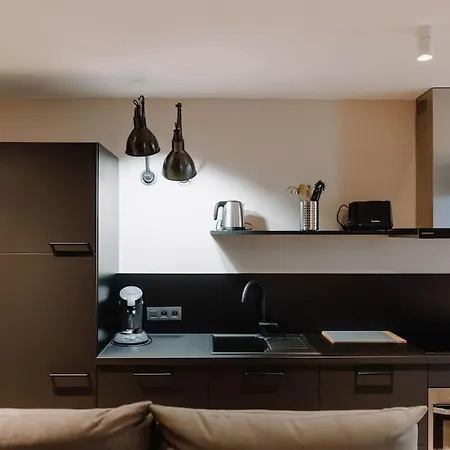 : La Rouge De La Grand Place *